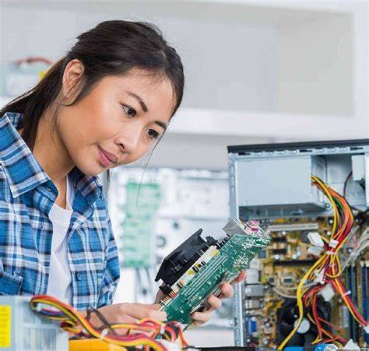 What are the benefits of being a computer technician?